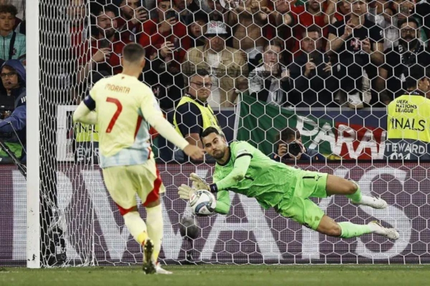 Cú sút của Morata đã bị Diogo Costa cản phá trong loạt sút luân lưu (Ảnh: Getty).