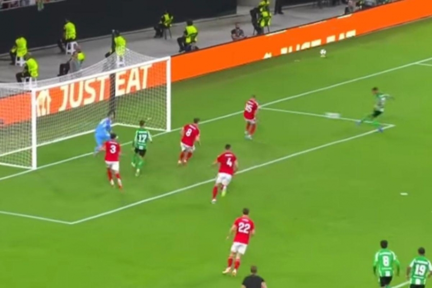 Antony ghi bàn gỡ hòa 2-2 cho Betis.