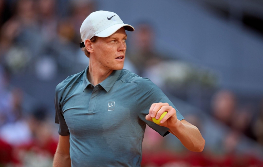 Sinner thắng chật vật đối 'mềm' trong ngày Alcaraz báo hung tin-826748