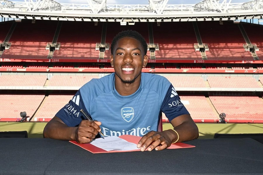 Ngôi sao Arsenal bất ngờ tiết lộ nguồn sức mạnh đặc biệt từ ánh sáng Phật pháp
